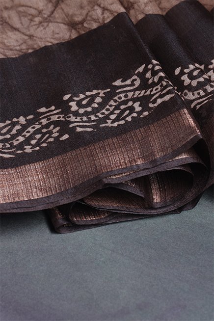 1723542379_Brown and White -linen-saree 1.jpg
